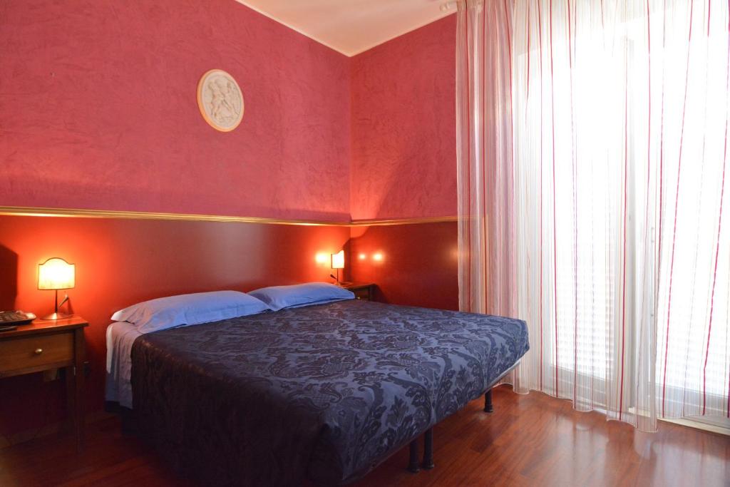 A bed or beds in a room at Hotel Galassi