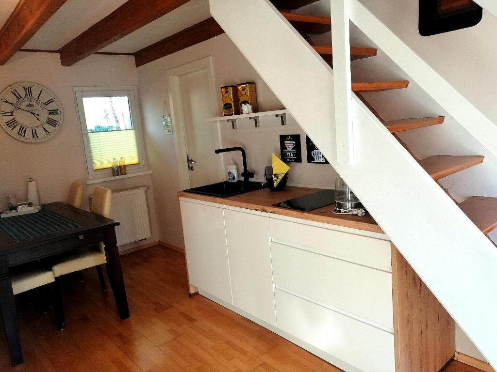eine Küche mit einer Arbeitsplatte und einer Treppe in der Unterkunft Gästehaus am Möhnesee in Möhnesee