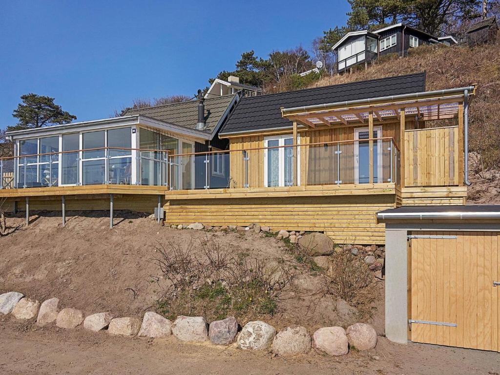 ein Holzhaus auf einem Hügel in der Unterkunft Three-Bedroom Holiday home in Gørlev 7 in Rønne