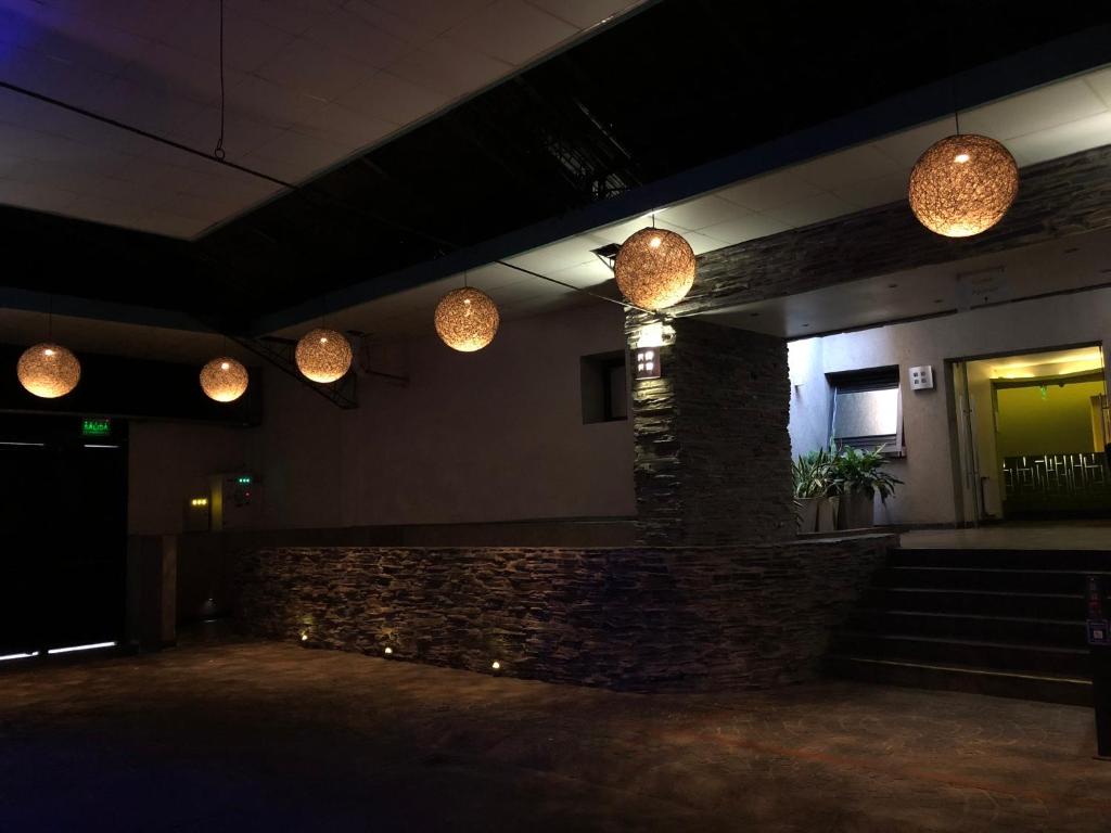 una habitación con luces colgando del techo en Uman Hotel -Motel- en Buenos Aires