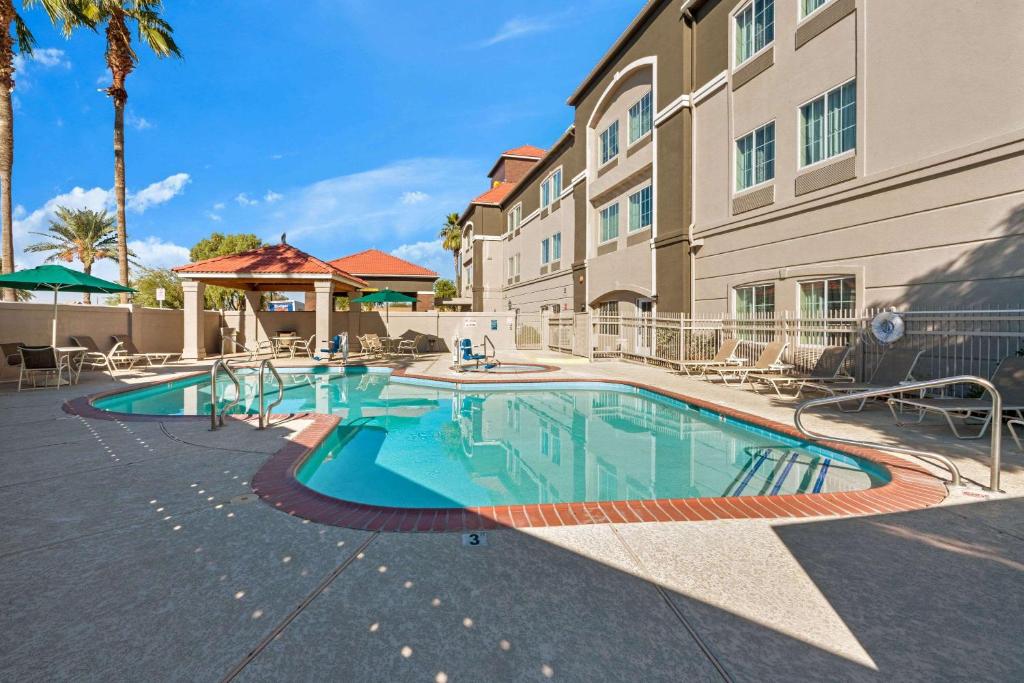 Bazén v ubytování La Quinta by Wyndham Phoenix I-10 West nebo v jeho okolí