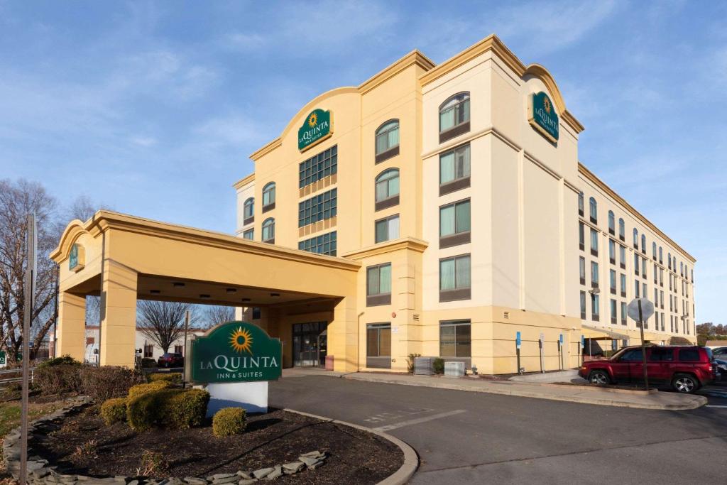 ガーデンシティにあるLa Quinta by Wyndham Garden Cityの看板が掲げられたホテルの建物