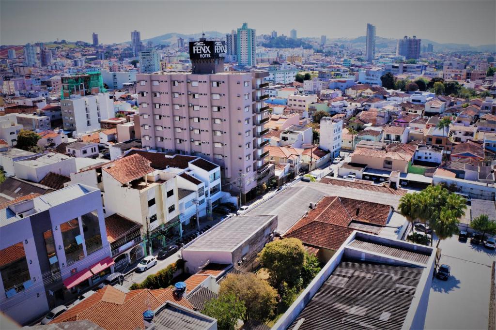 z góry widok na miasto z budynkami w obiekcie Fenix Hotel Pouso Alegre w mieście Pouso Alegre