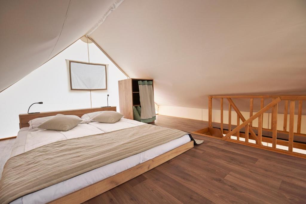 Postel nebo postele na pokoji v ubytování Lakeside Petzen Glamping