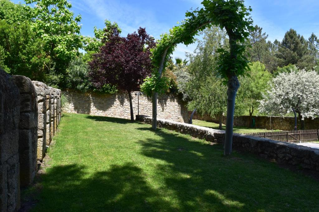 Jardín al aire libre en HOTEL RURAL A VELHA FABRICA