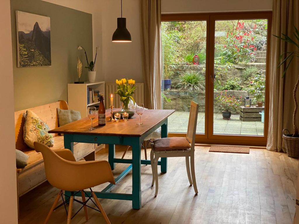een woonkamer met een tafel en stoelen en een bank bij Privé sauna & terras - Aachen Vaals Drielandenpunt in Vaals