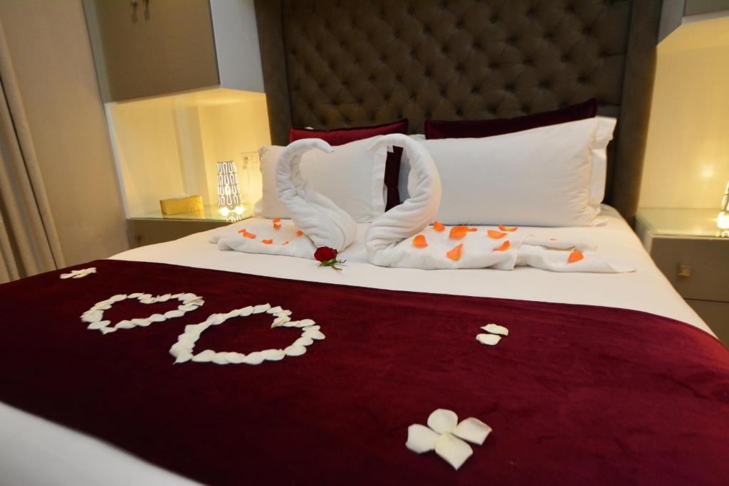 Postel nebo postele na pokoji v ubytování RENT-INN Suites Hotel