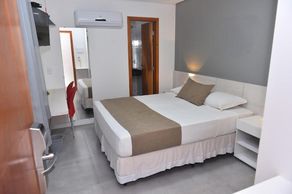 Postel nebo postele na pokoji v ubytování Hotel Três Caravelas