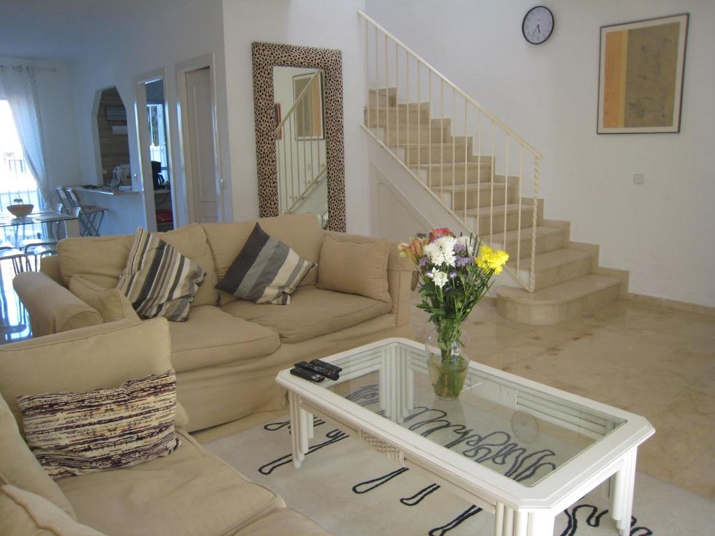 Zdjęcie z galerii obiektu Beautiful Town House With Air Conditioning In Secure Urbanisation. Internet. w mieście Estepona