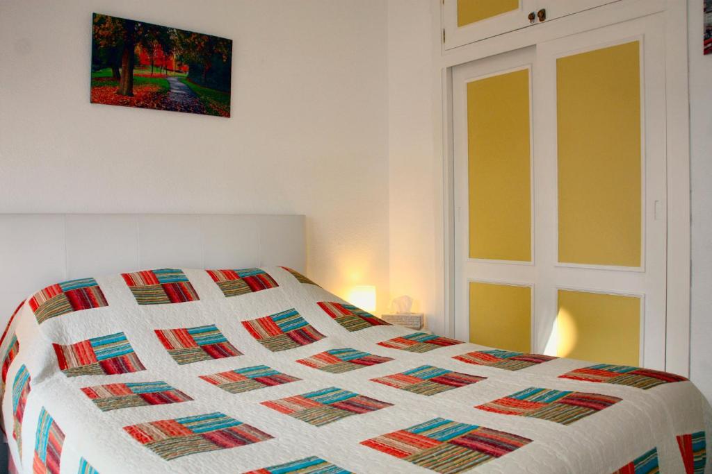 una camera con un letto con una trapunta sopra di Beautiful Town House With Air Conditioning In Secure Urbanisation. Internet. a Estepona