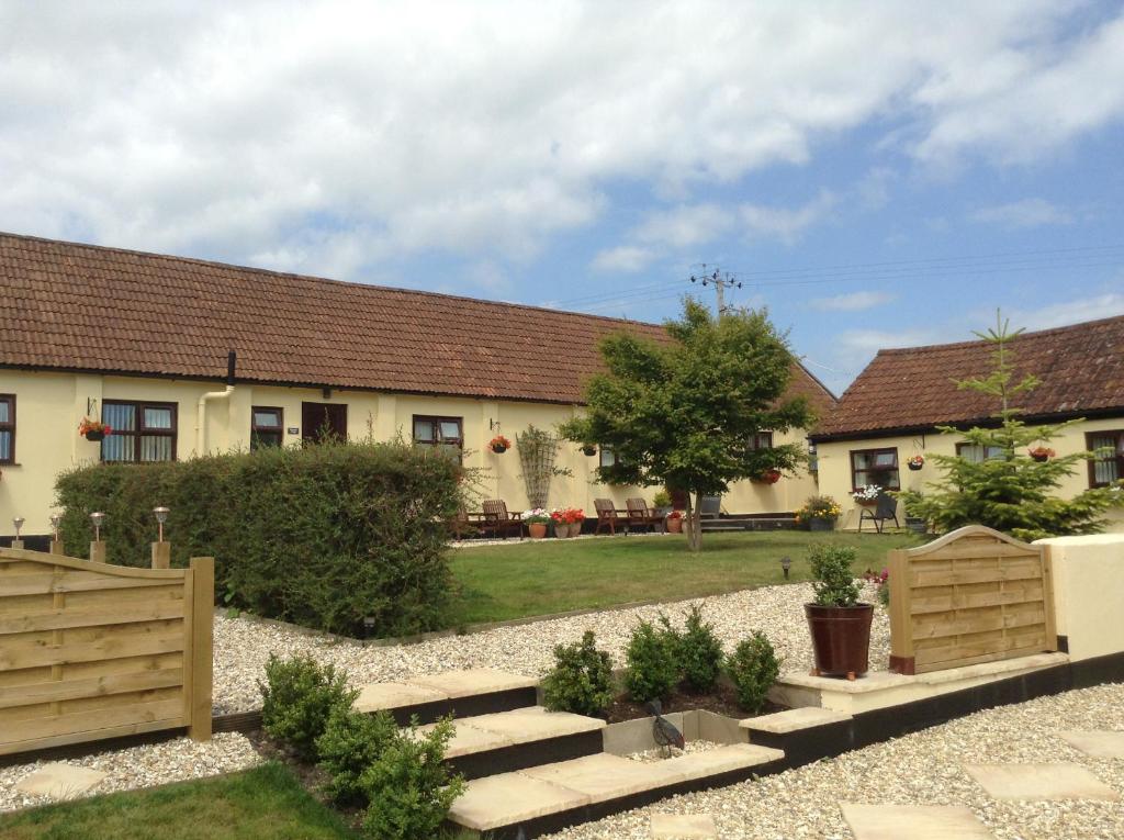 a garden in front of a house at Whimple Cottage in Exeter