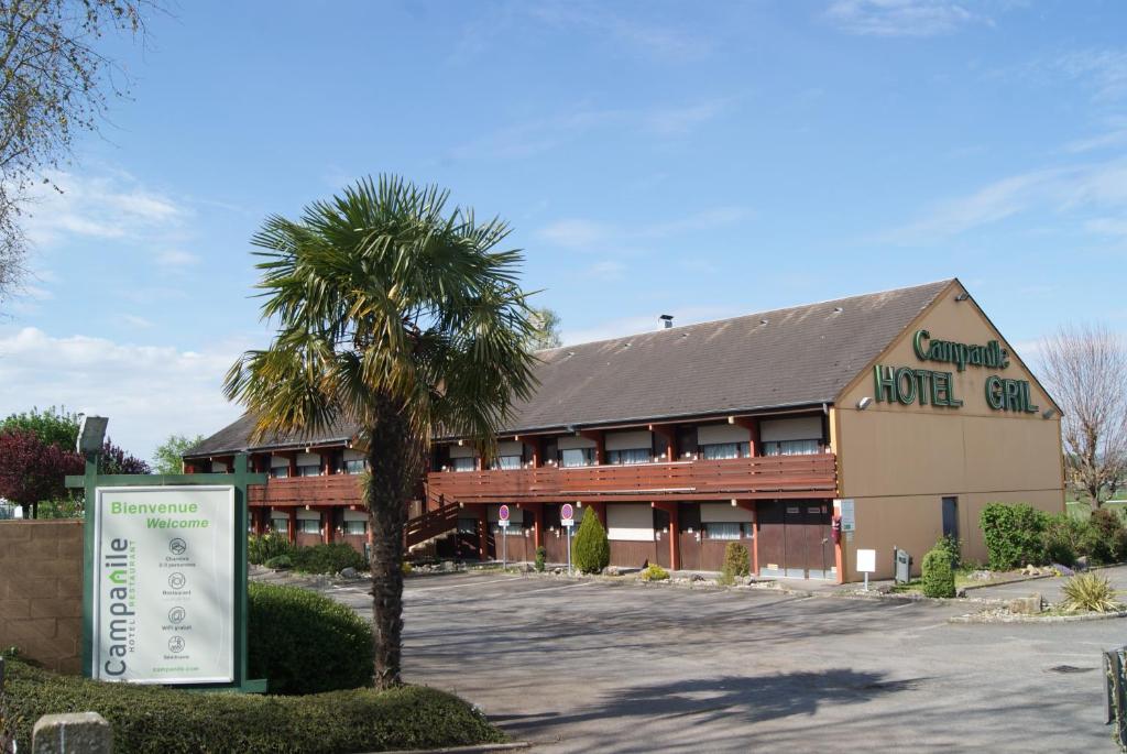 ein Hotel mit einer Palme vor einem Gebäude in der Unterkunft Campanile Brive-La-Gaillarde Ouest in Brive-la-Gaillarde