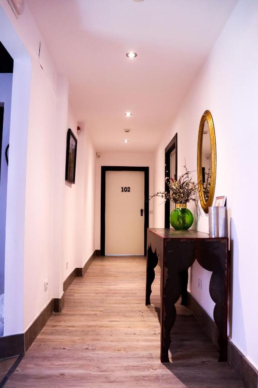 A television and/or entertainment centre at Urban House Siurot 33