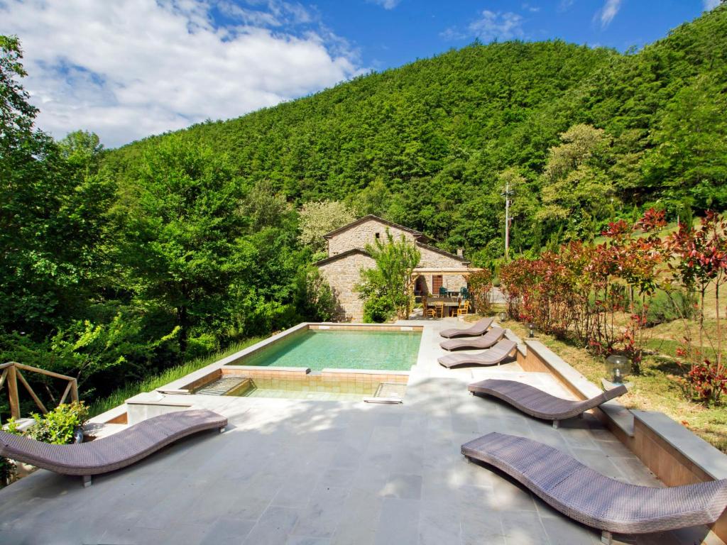 una piscina con tumbonas en un patio en Holiday Home La Valchiera by Interhome, en Germagnano