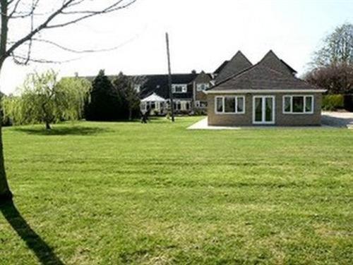 ein Haus in einem Garten mit grünem Rasen in der Unterkunft Mather House Retreat in Wantage