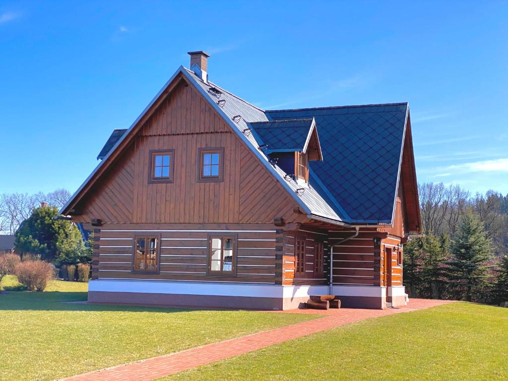 una grande casa in legno con tetto a gambero di CHALUPA Honzík - VILLA Vrchlabí a Vrchlabí