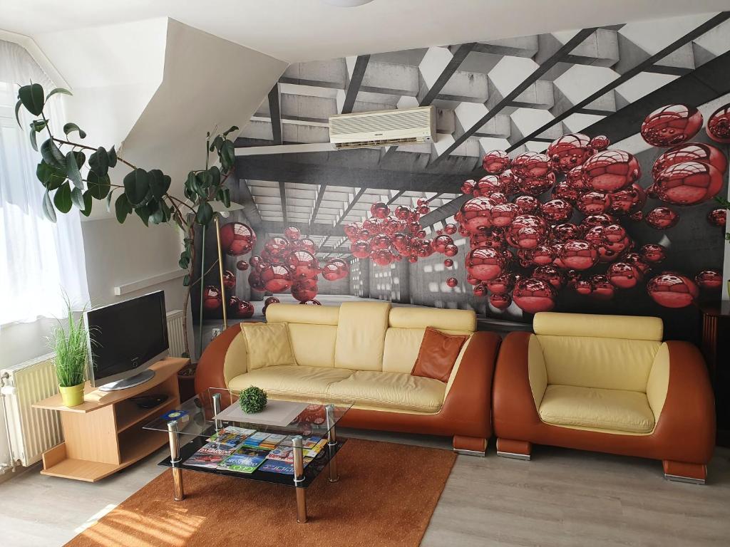 ein Wohnzimmer mit einem Sofa und einer Wand aus Bällen in der Unterkunft gyorapartman in Győr
