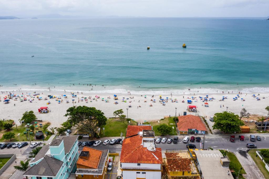 una vista aerea di una spiaggia con persone di Apart Hotel Vila Mar a Florianópolis