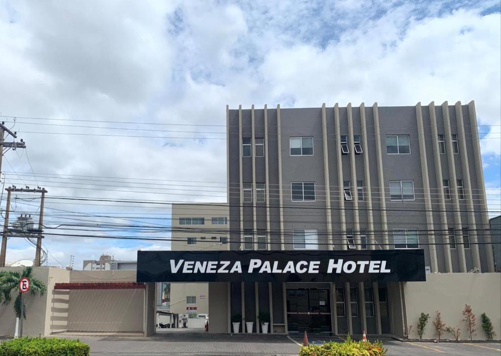 a building with a sign that readsvenza palace hotel at Hotel Veneza in Cuiabá