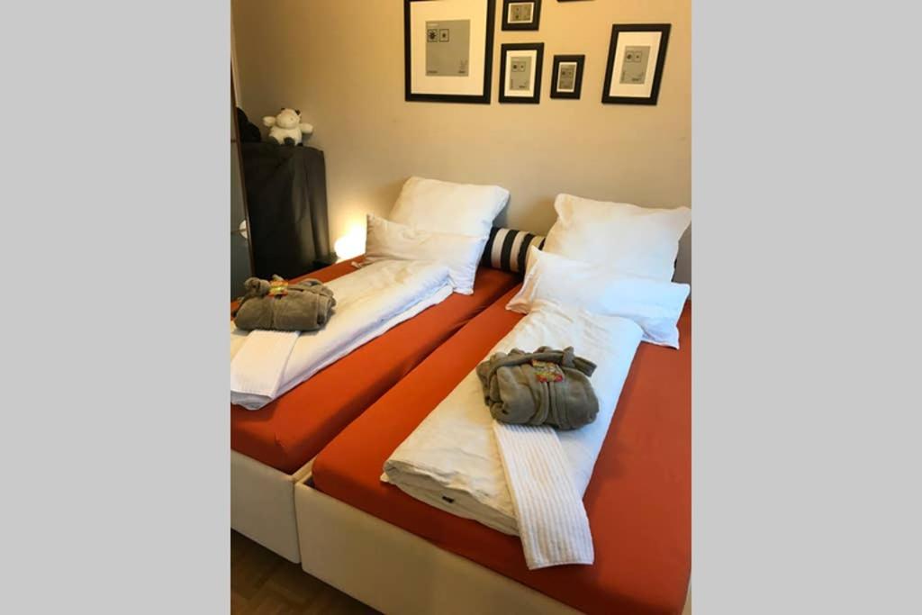 twee bedden in een kamer met twee zakken erop bij Sonnig, modern, zentral mit Parkhaus nebenan checkin123 in Wiesbaden