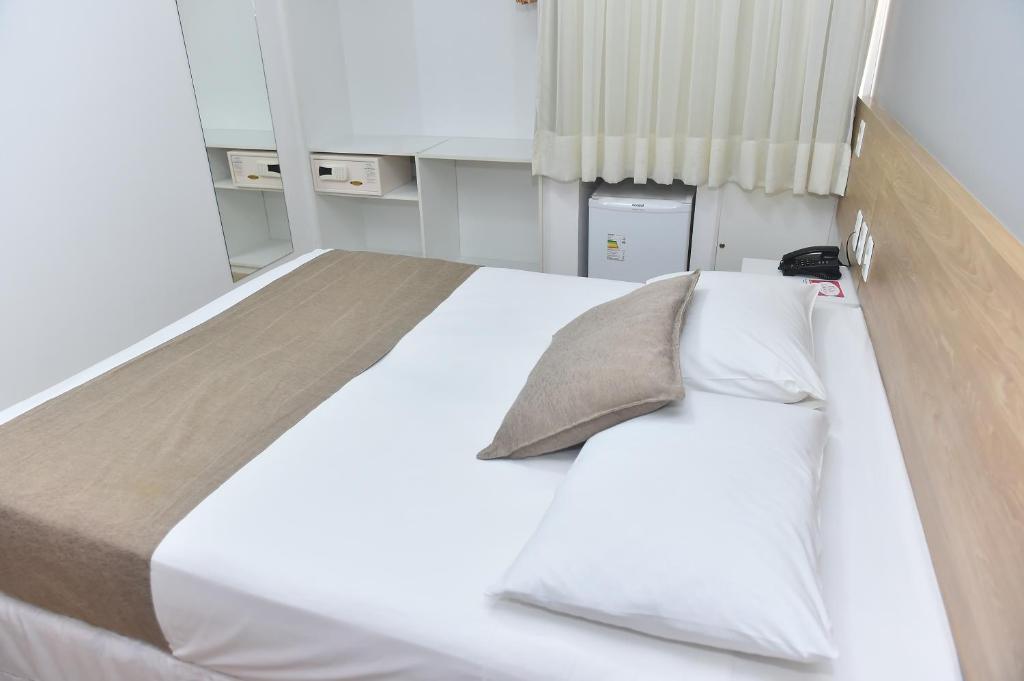Postel nebo postele na pokoji v ubytování Hotel Três Caravelas
