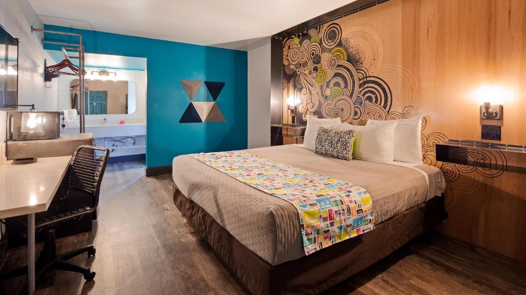 Postel nebo postele na pokoji v ubytování Downtown Phoenix Hotel