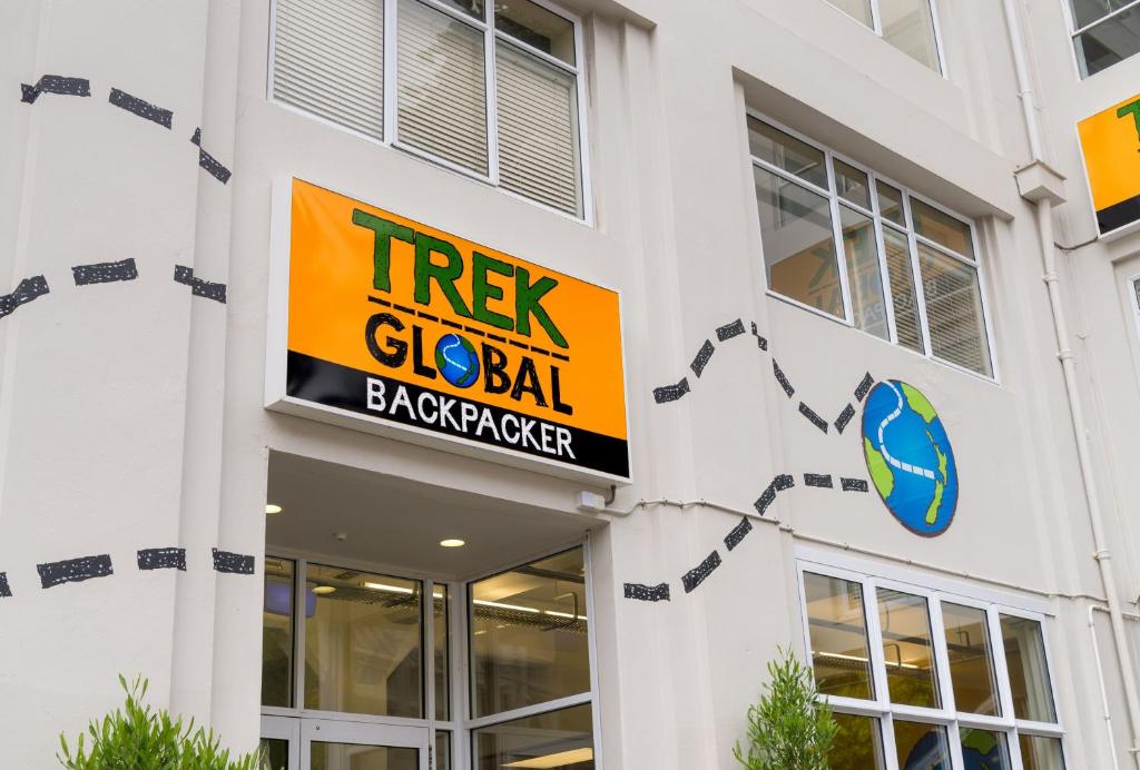 una señal en el lateral de un edificio en Trek Global Backpackers, en Wellington