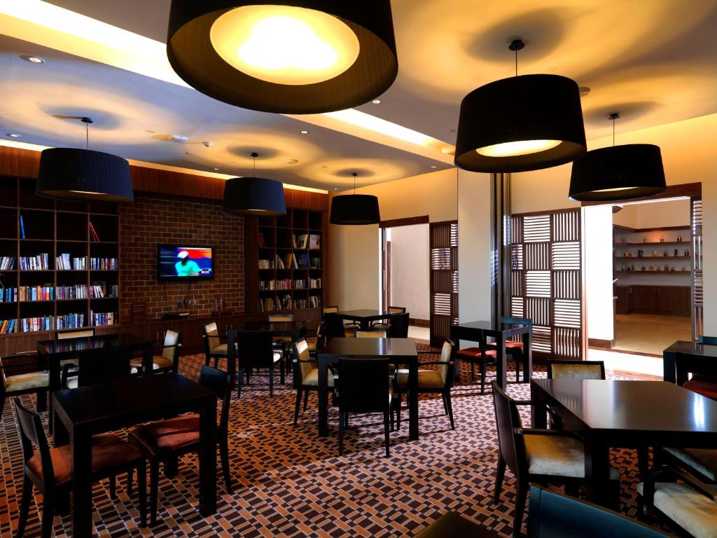 Posezení v ubytování Staybridge Suites Yas Island Abu Dhabi by IHG