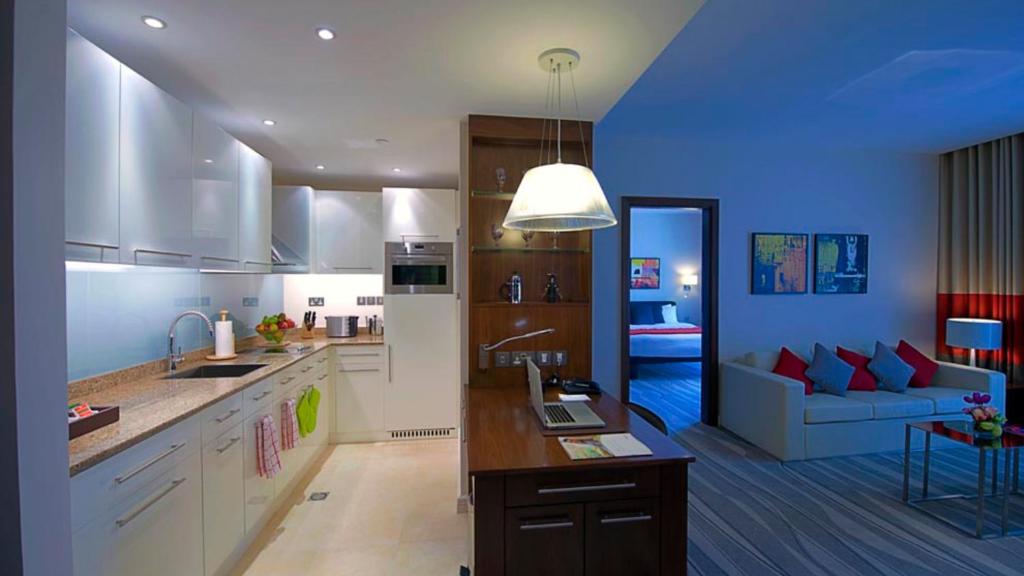 Kuchyň nebo kuchyňský kout v ubytování Staybridge Suites Yas Island Abu Dhabi by IHG