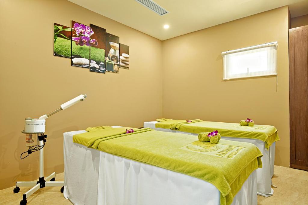 Postel nebo postele na pokoji v ubytování Yarra Ocean Suites Danang