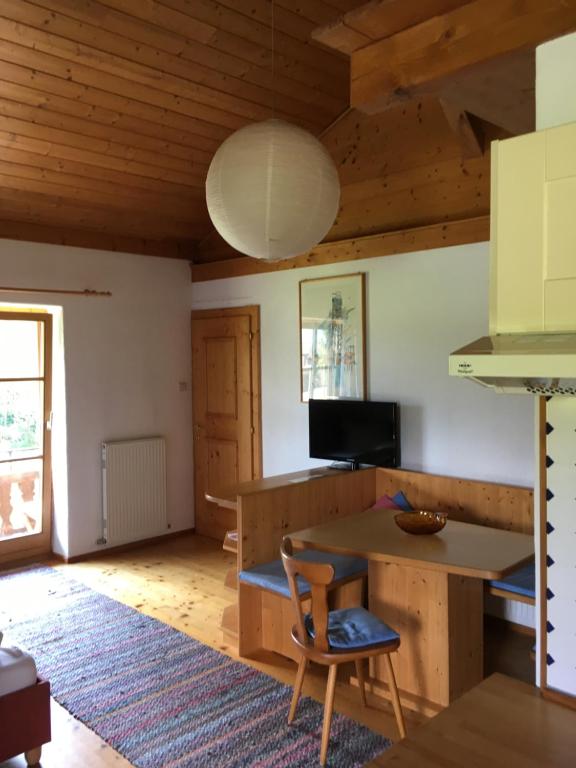 salon ze stołem i krzesłem w obiekcie Pension Christoph w mieście Kramsach