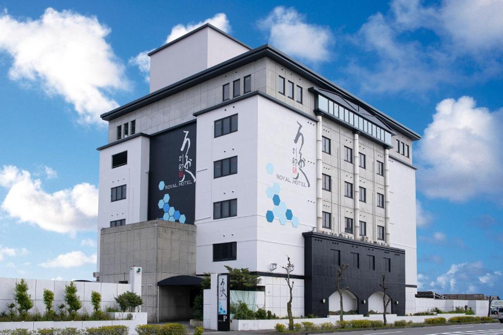 Royal Hotel Uohachi Bettei في أوغاكي: مبنى ابيض كبير عليه كتابات على الجدران
