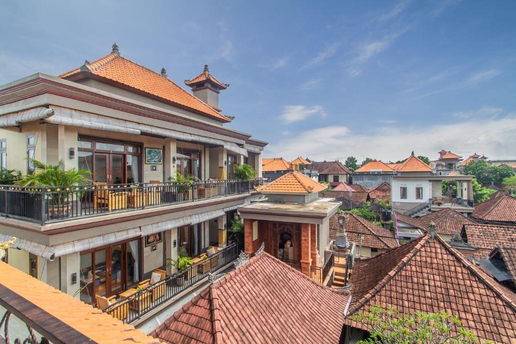 una vista aérea de una ciudad con techos en Umah Anila en Ubud