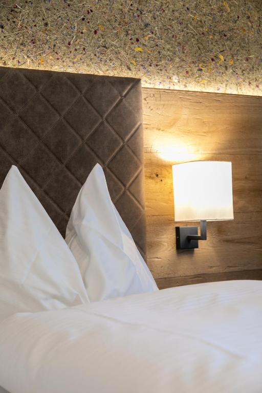 Postel nebo postele na pokoji v ubytování Hotel am Wald