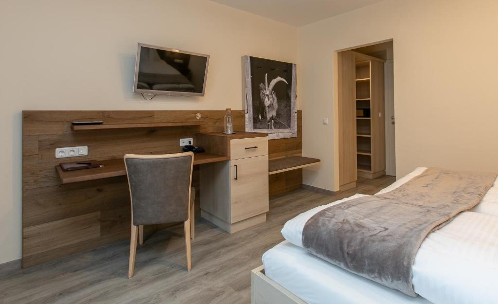Postel nebo postele na pokoji v ubytování Hotel am Wald
