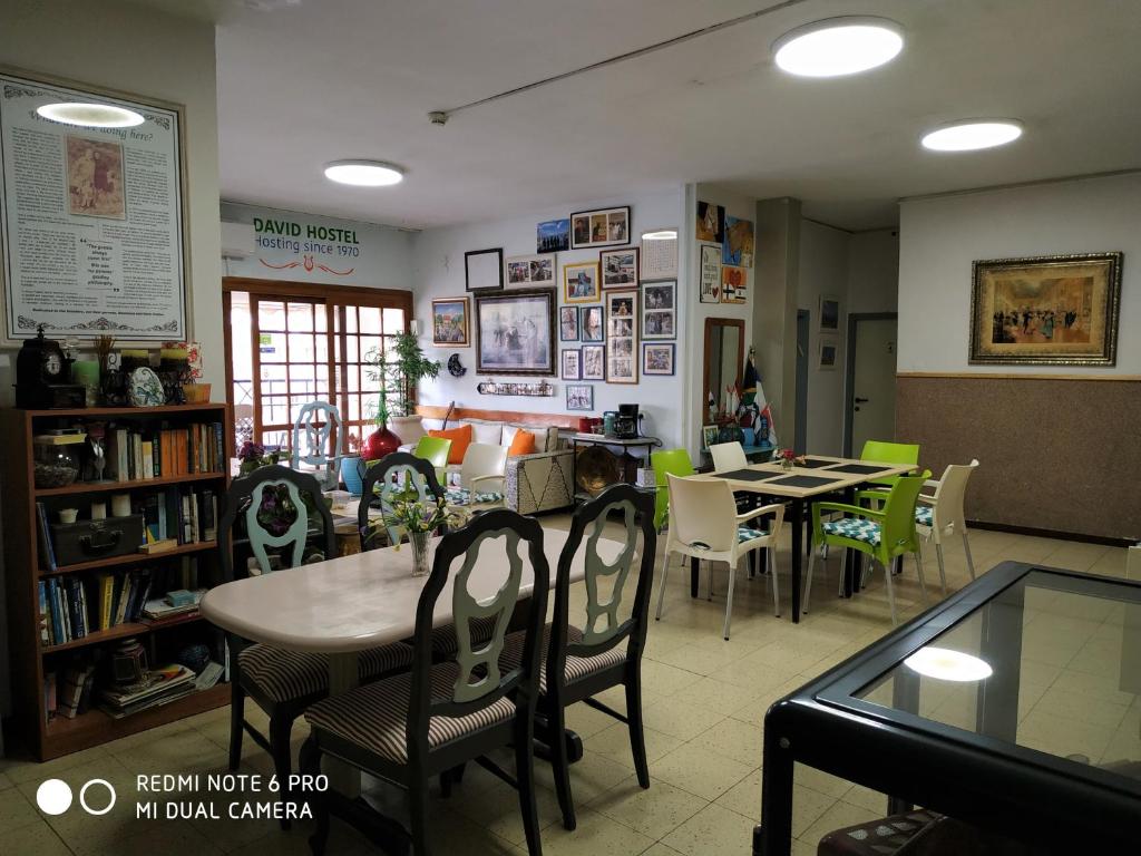 uma sala de jantar com mesa e cadeiras em David Hostel em Tiberias