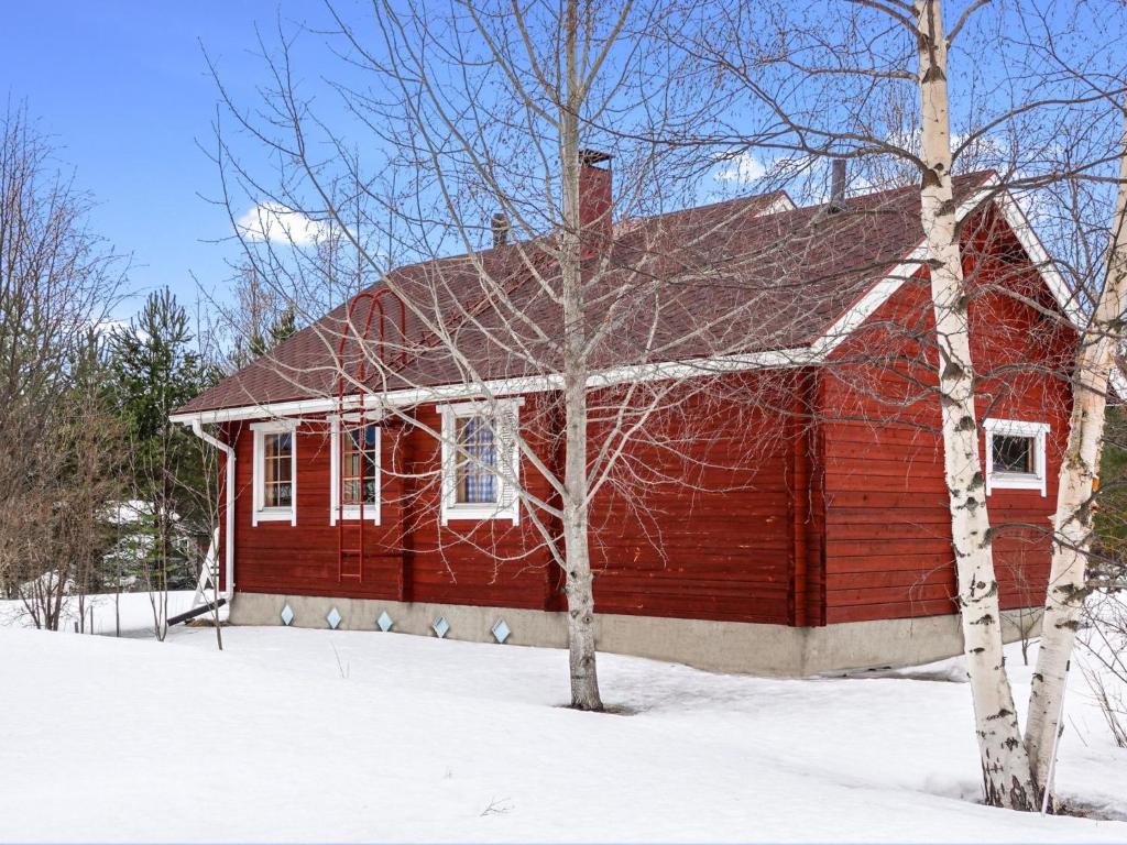 een rood huis met sneeuw ervoor bij Holiday Home Meritähti by Interhome in Kello