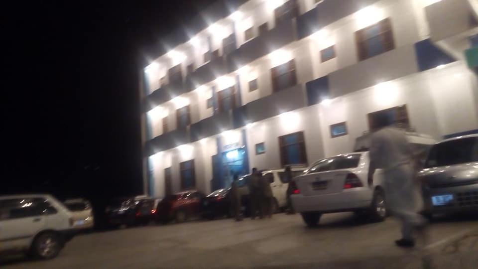 een groep auto's geparkeerd voor een gebouw 's nachts bij Hotel Hill City Mingora Swat in Mām Derai