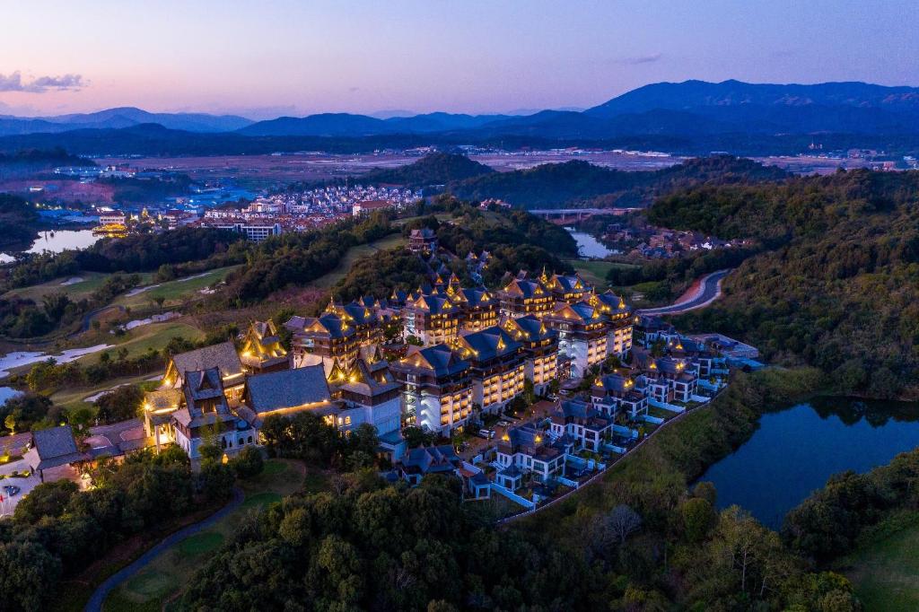 eine Luftansicht des Resorts in der Nacht in der Unterkunft Angsana Xishuangbanna in Menghai