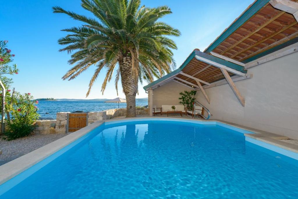 Bazén v ubytovaní Luxury Beachfront Villa Mare with private pool at the beach Orebic - Peljesac alebo v jeho blízkosti