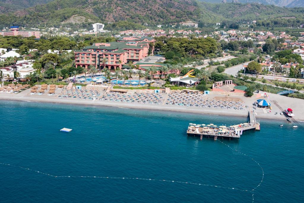 een luchtzicht op een strand met een resort bij Asteria Kemer Resort in Kemer