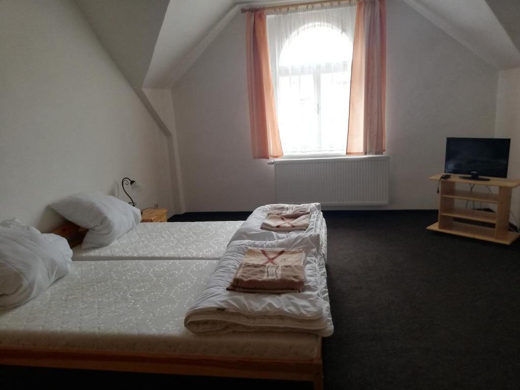 Postel nebo postele na pokoji v ubytování Penzion Pancéř