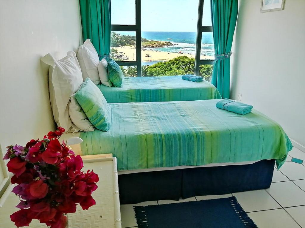 2 camas en una habitación con vistas a la playa en Claridges 302, en Margate