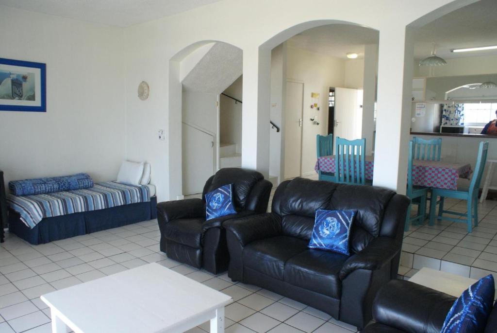 - un salon avec des fauteuils en cuir noir et un canapé dans l'établissement Rosscarbery 6, à Margate
