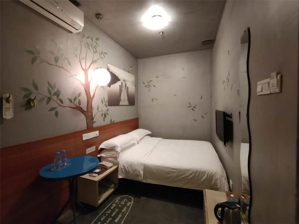 Postel nebo postele na pokoji v ubytování Shenzhen Dongmen Colour Hotel