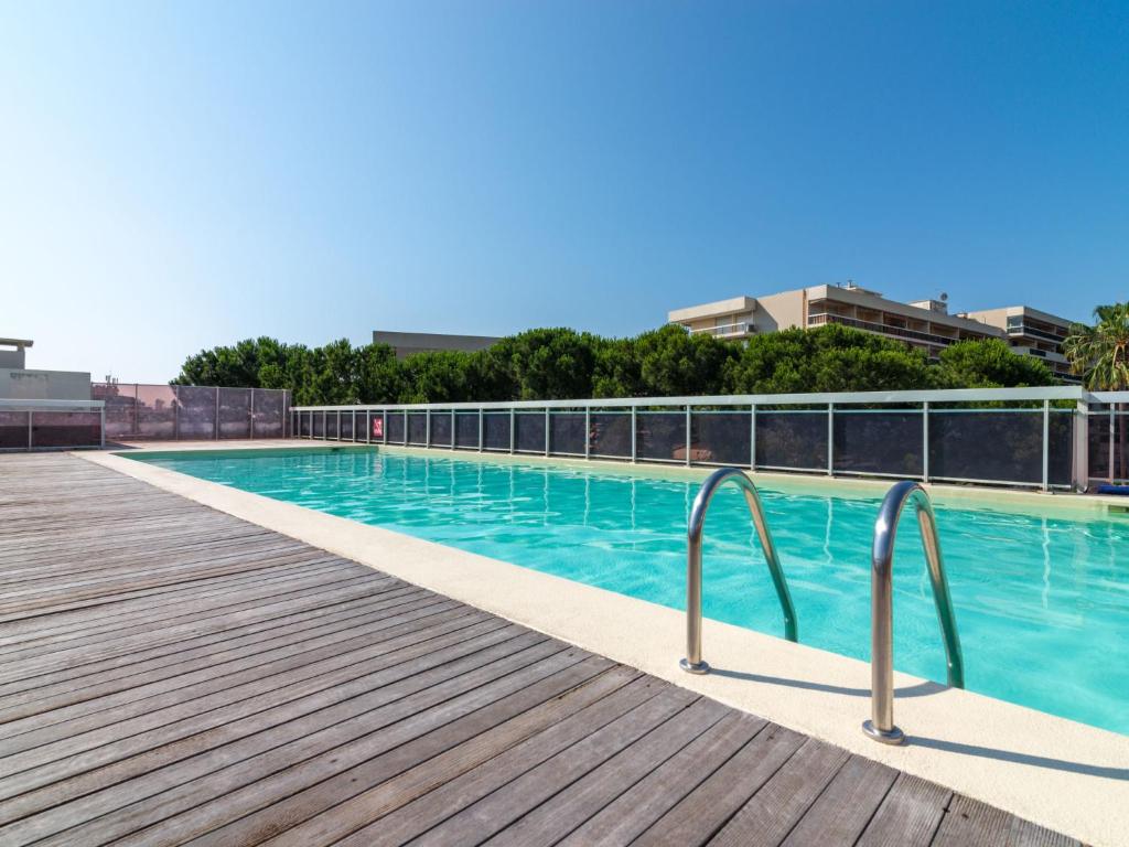 een zwembad aan de zijkant van een gebouw bij Apartment Le Provence by Interhome in Vallauris