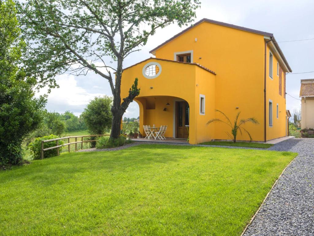 una casa gialla con un albero in cortile di Holiday Home Il Venturino by Interhome a Fucecchio