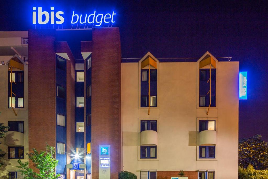 a building with a sign that reads its budget at ibis budget Marne La Vallée Noisy Le Grand in Noisy-le-Grand