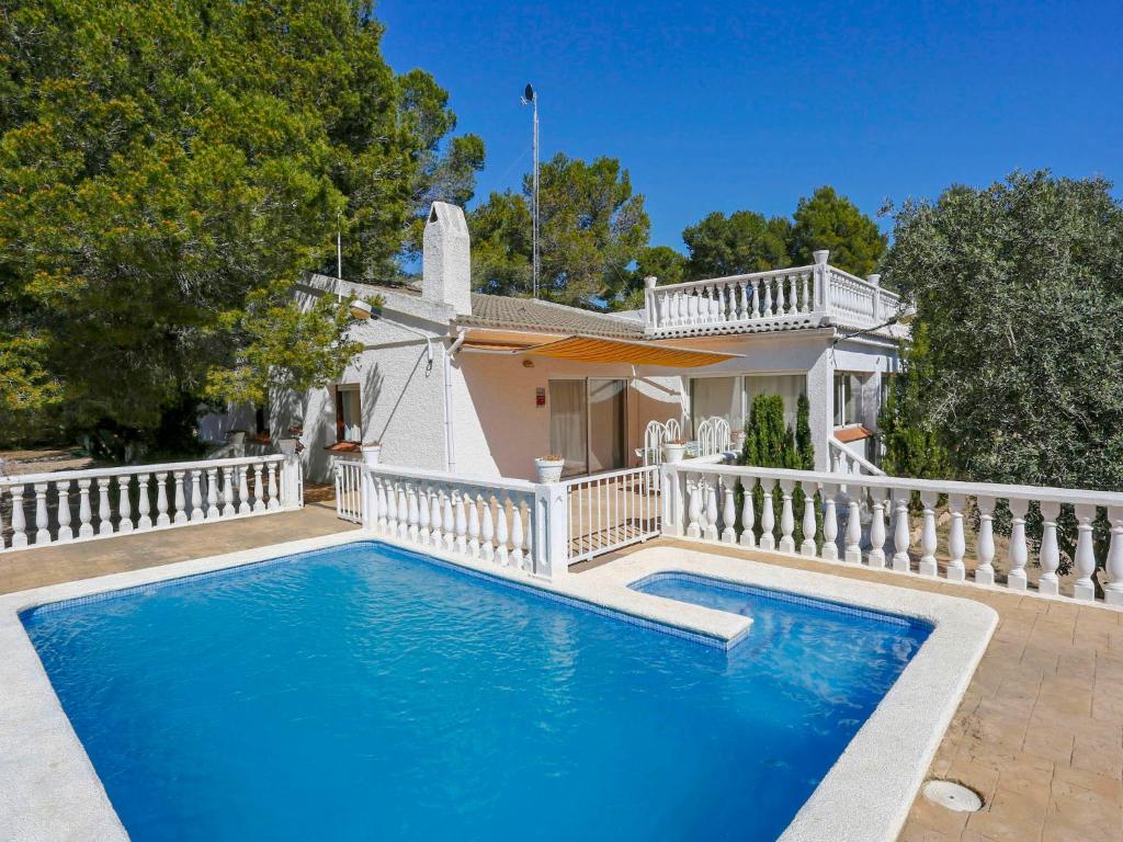 uma piscina em frente a uma casa em Villa Uno by Interhome em L'Ametlla de Mar