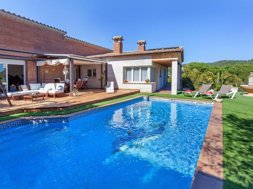 una piscina frente a una casa en Holiday Home Lumiere by Interhome, en Sant Antoni de Calonge